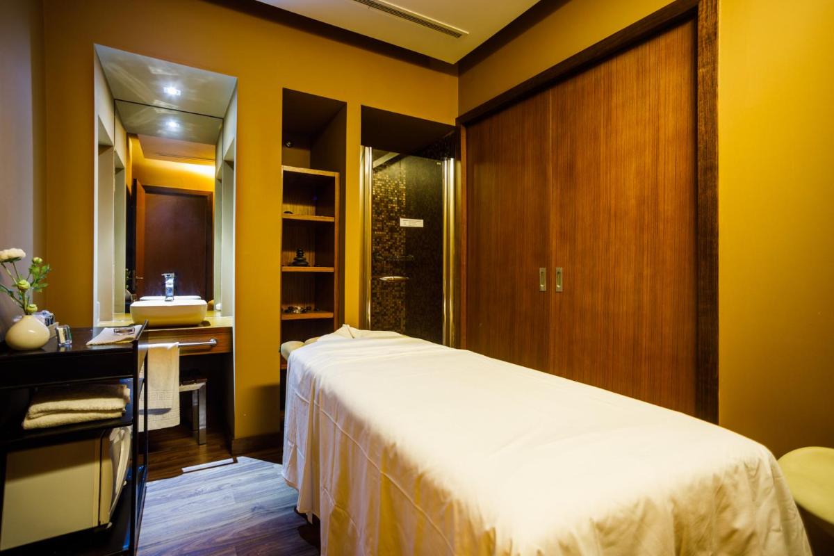 Uma cama ou camas num quarto em Axis Porto Business & Spa Hotel