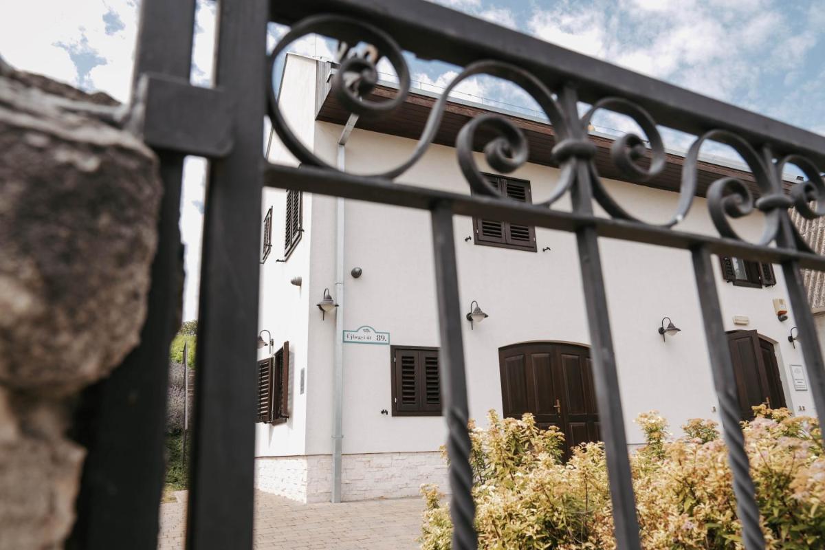 Rókusfalvy Birtok Vendégház Etyek - Housity