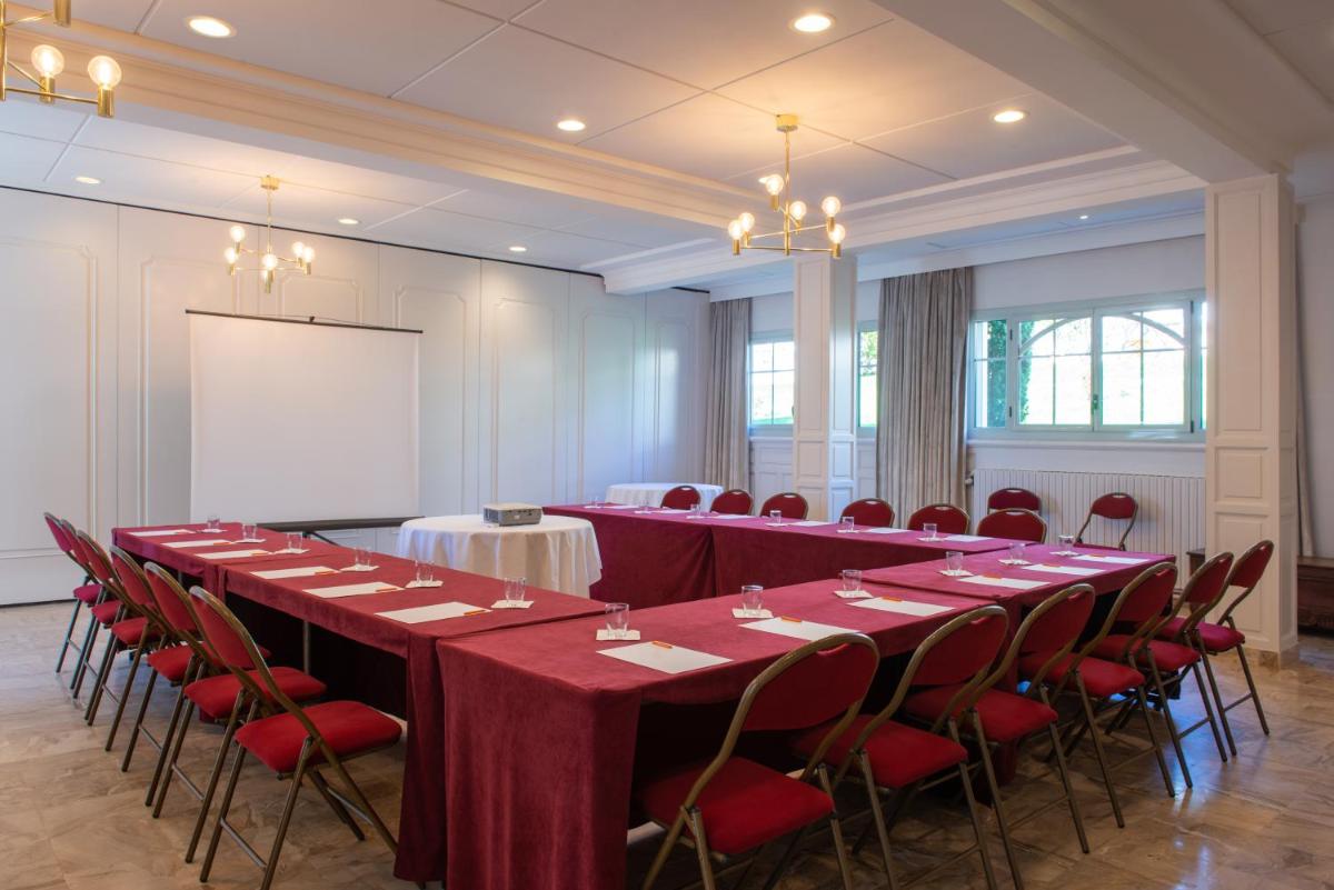 Espace de conférence ou salle de réunion dans l'établissement Domaine du Limonay, The Originals Collection