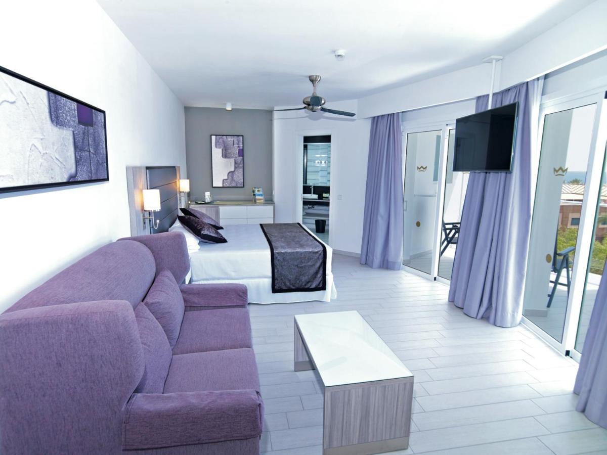 Una televisión o centro de entretenimiento en Hotel Riu Palace Meloneras