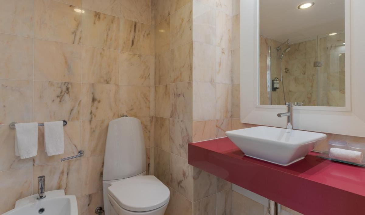 Uma casa de banho em Pestana Alvor Praia Premium Beach & Golf Resort