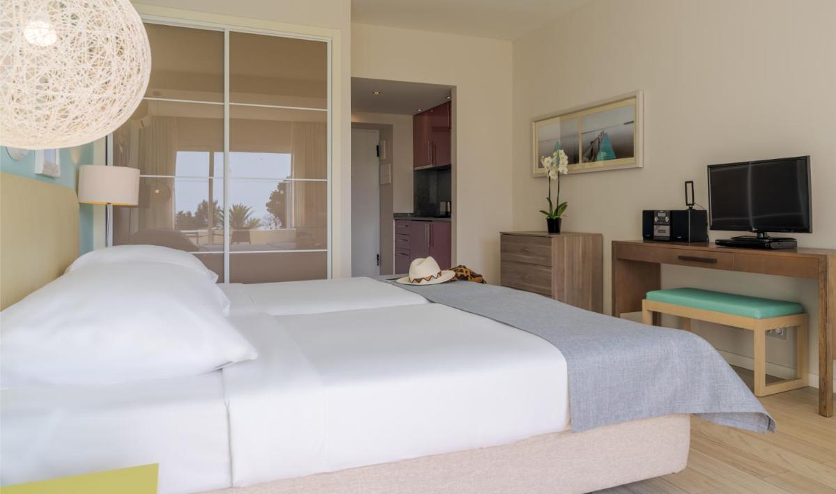 Uma cama ou camas num quarto em Pestana Alvor Praia Premium Beach & Golf Resort