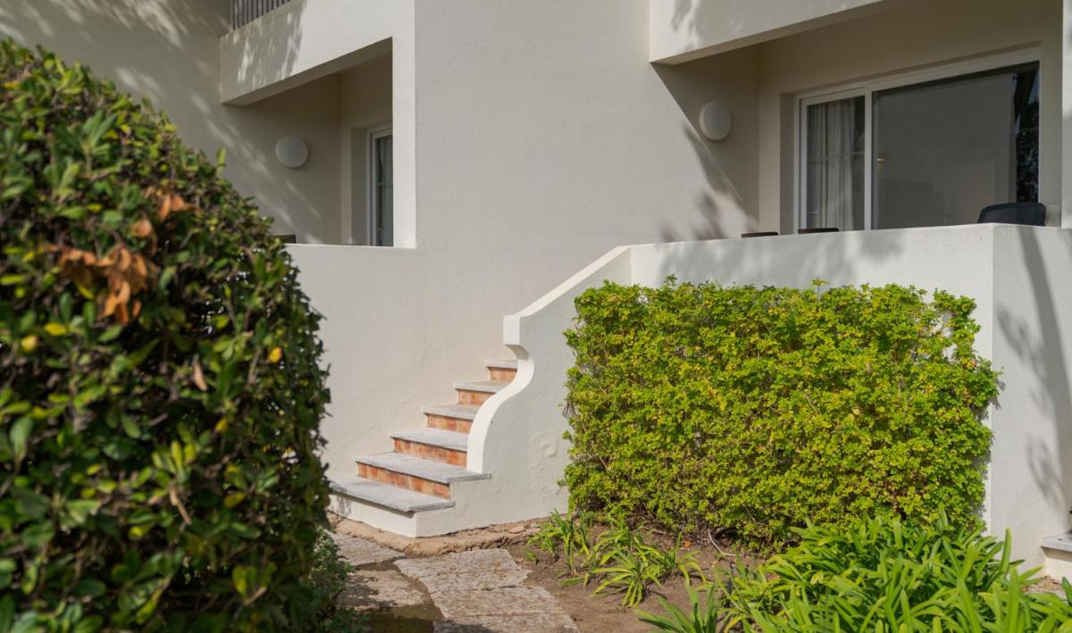 Um jardim no exterior de Pestana Alvor Praia Premium Beach & Golf Resort