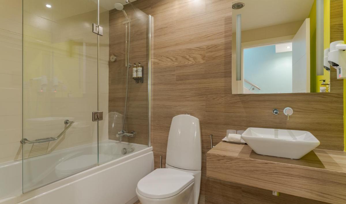 Uma casa de banho em Pestana Alvor Praia Premium Beach & Golf Resort