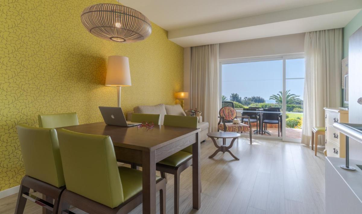 Uma área de estar em Pestana Alvor Praia Premium Beach & Golf Resort