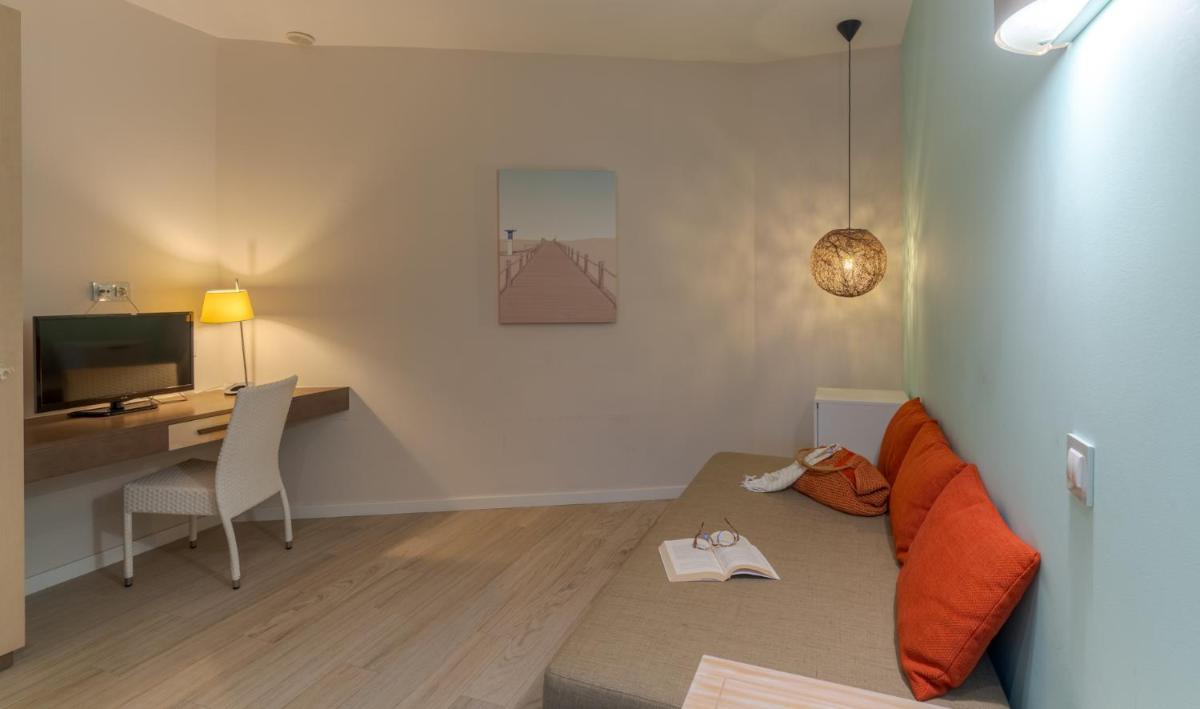 Uma televisão e/ou sistema de entretenimento em Pestana Alvor Praia Premium Beach & Golf Resort
