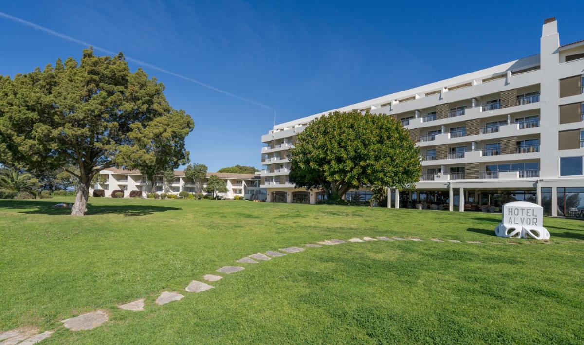 Um jardim no exterior de Pestana Alvor Praia Premium Beach & Golf Resort
