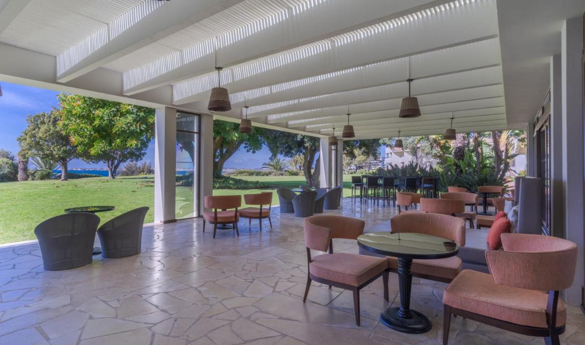 Um jardim no exterior de Pestana Alvor Praia Premium Beach & Golf Resort