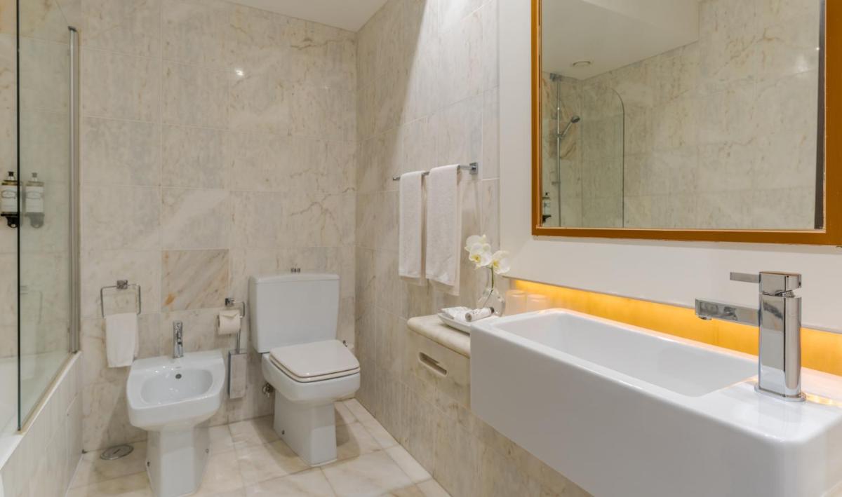 Uma casa de banho em Pestana Alvor Praia Premium Beach & Golf Resort