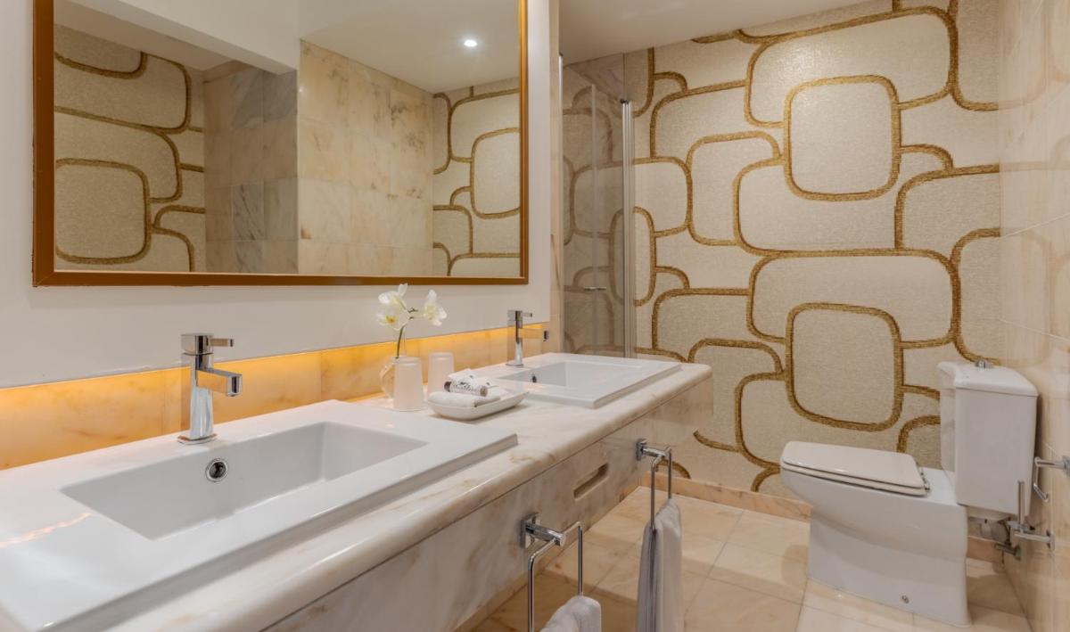 Uma casa de banho em Pestana Alvor Praia Premium Beach & Golf Resort