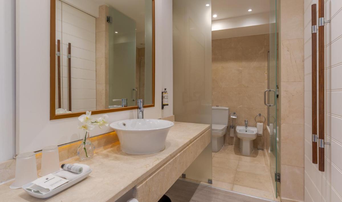 Uma casa de banho em Pestana Alvor Praia Premium Beach & Golf Resort