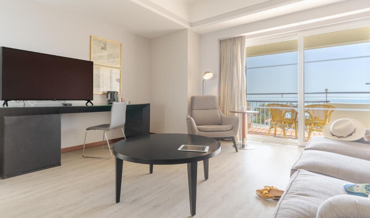 Uma televisão e/ou sistema de entretenimento em Pestana Alvor Praia Premium Beach & Golf Resort