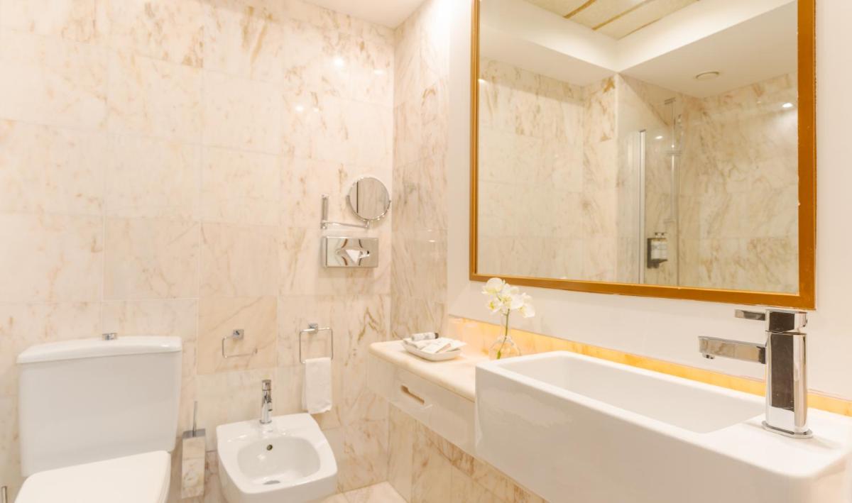 Uma casa de banho em Pestana Alvor Praia Premium Beach & Golf Resort