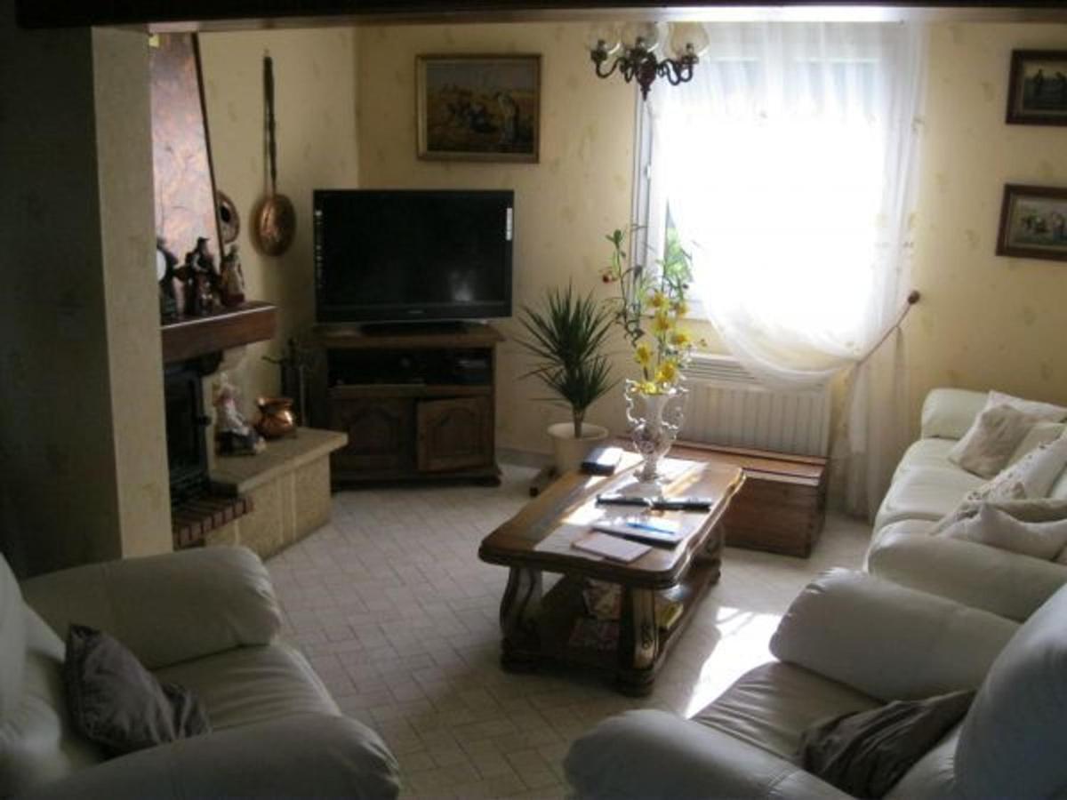 Charmant Chalet avec Cheminée et Balcon à Cousances-les-Forges - FR-1-585-123 - Housity