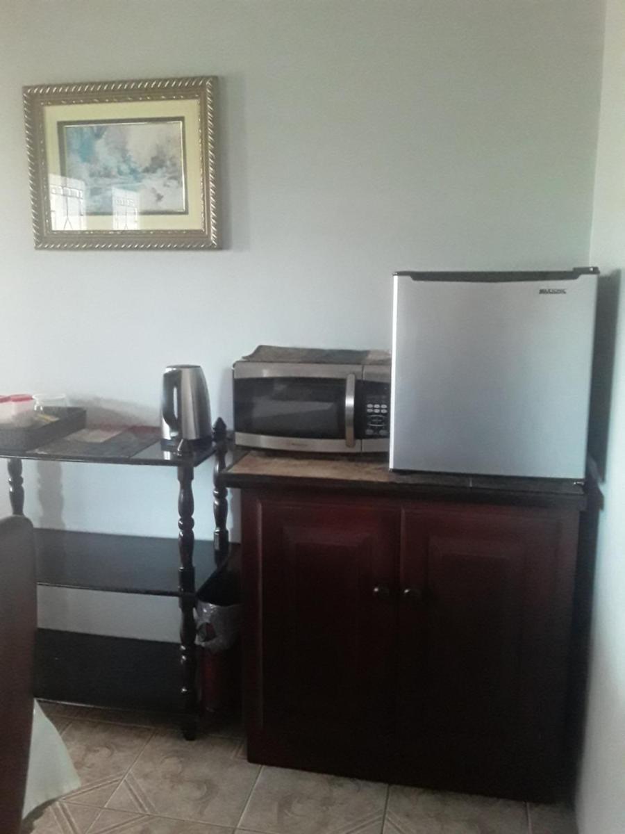 Derick's Inn - Housity