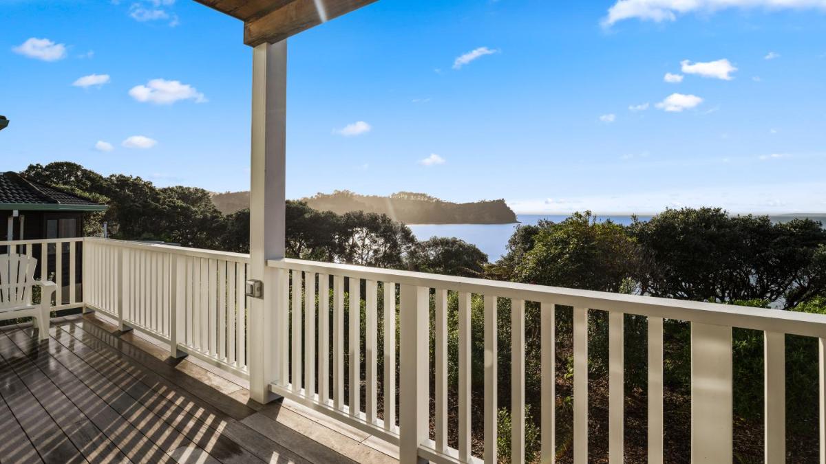 MaiMoana - Hatfields Beach Cliff-Top Retreat - Housity