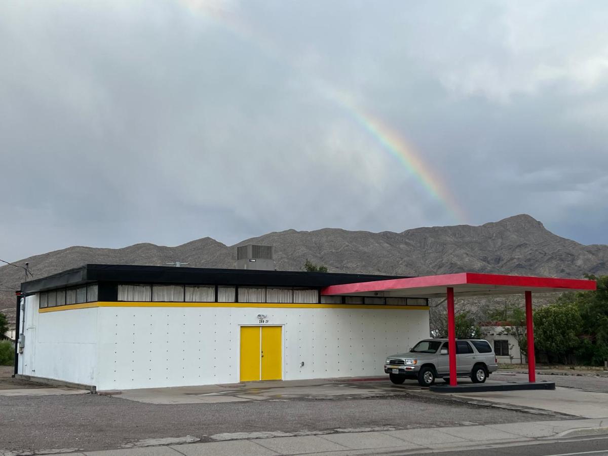SPACE CASTLE: a 1950s Gas Station transformed into an Art Themed Wonderland - Housity