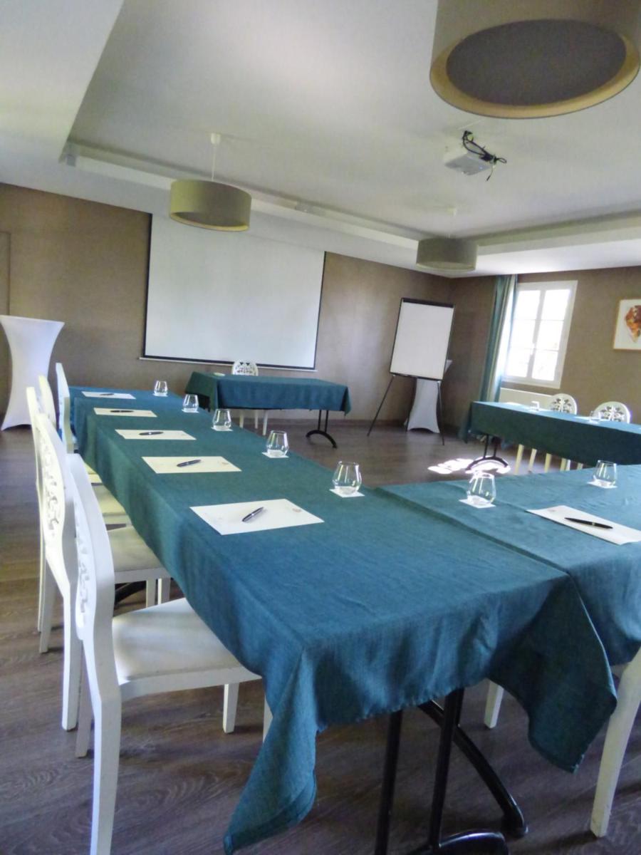 une salle de conférence avec une table bleue et des chaises dans l'établissement Chateau De Fere, à Fère-en-Tardenois 37 autres photos