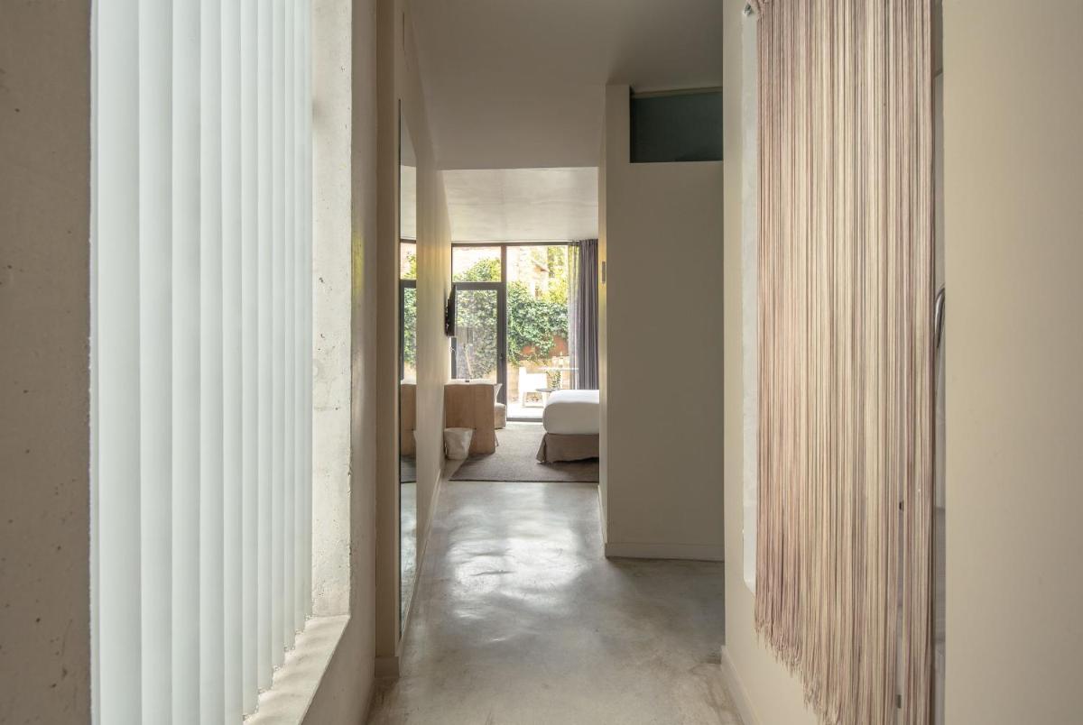 pasillo de una casa con sala de estar en Hotel Viura, en Villabuena de Álava 87 fotos más