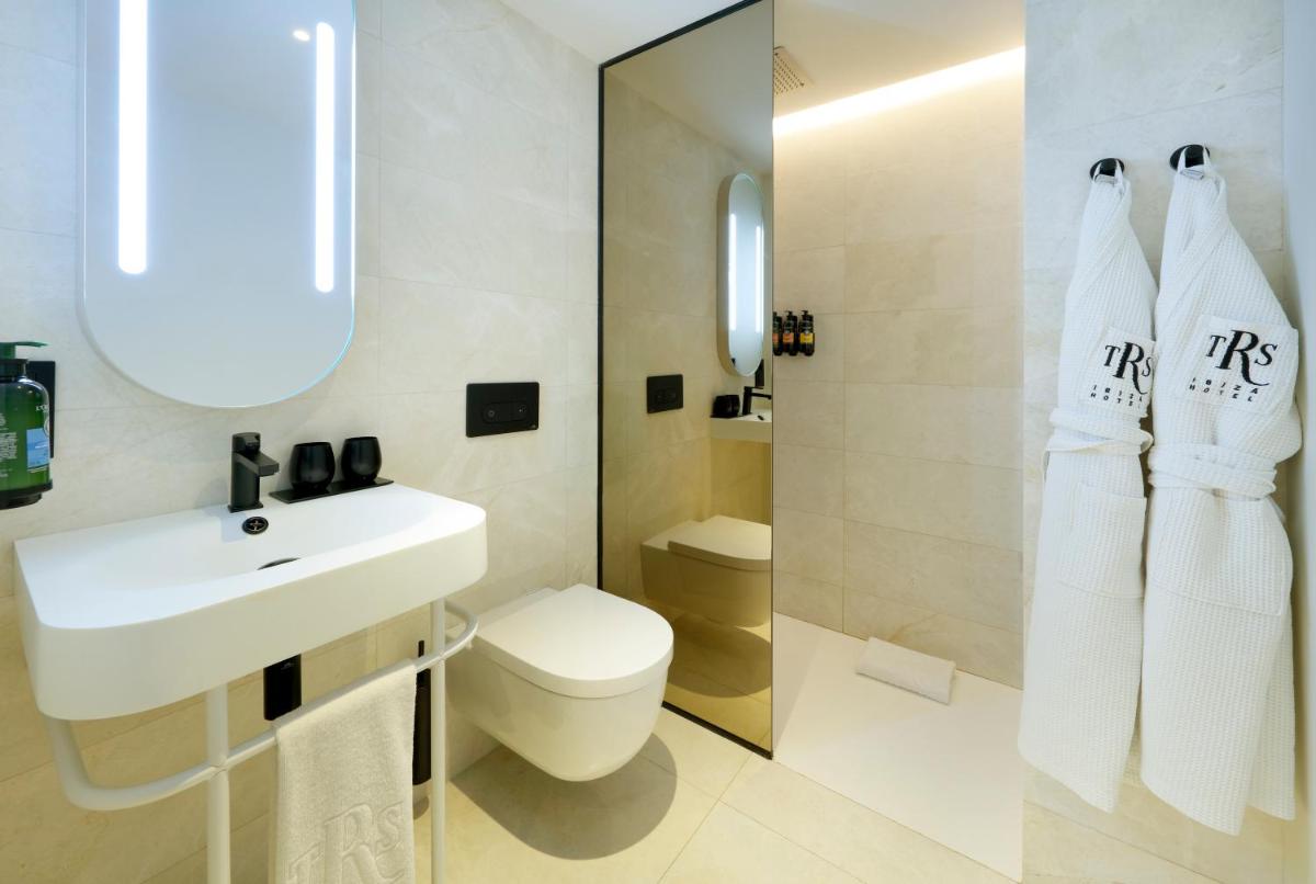 Un baño de TRS Ibiza Hotel - Adults Only