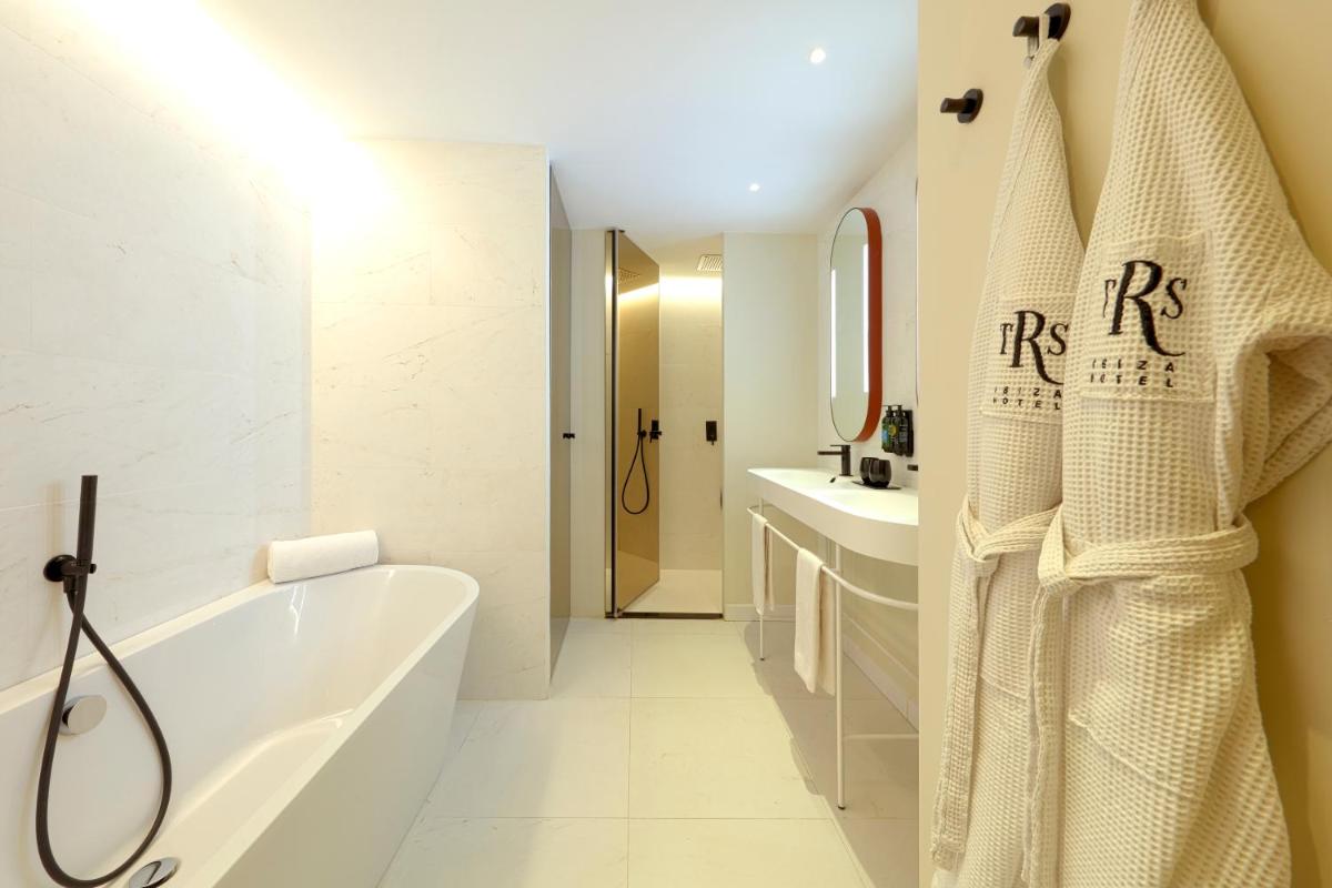 Un baño de TRS Ibiza Hotel - Adults Only