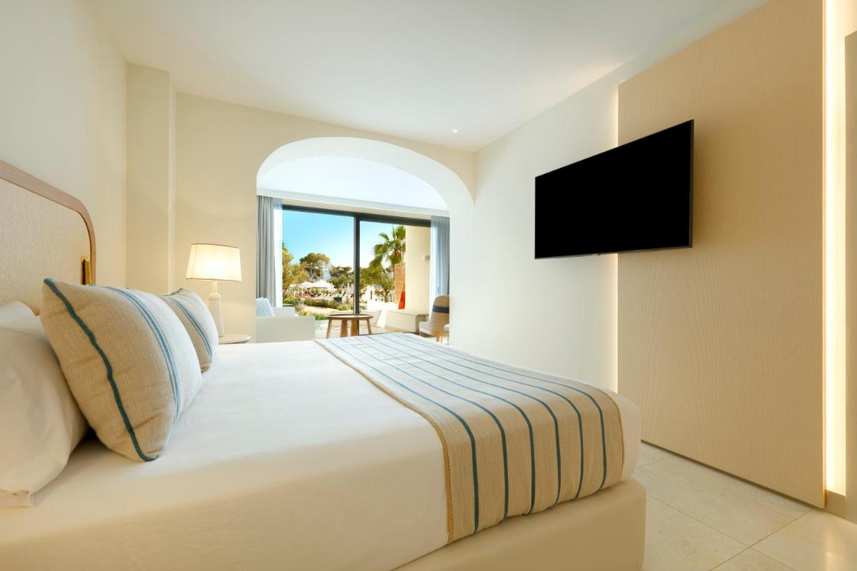 Una televisión o centro de entretenimiento en TRS Ibiza Hotel - Adults Only