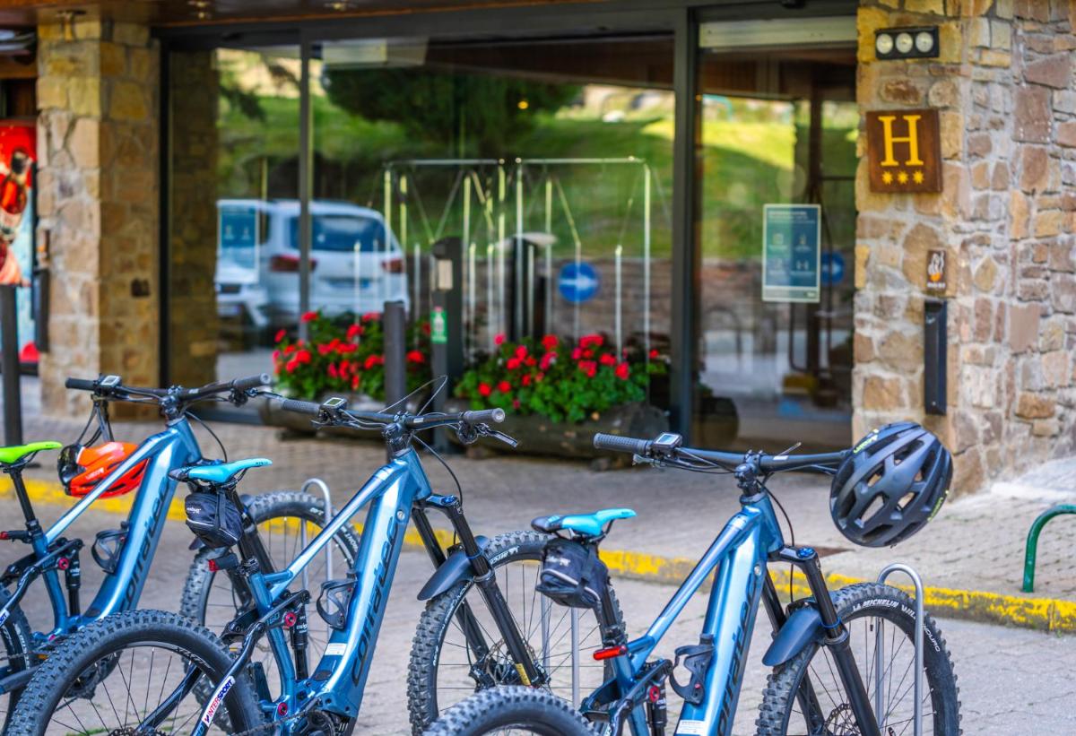 Montar en bicicleta en Tuc Blanc o alrededores