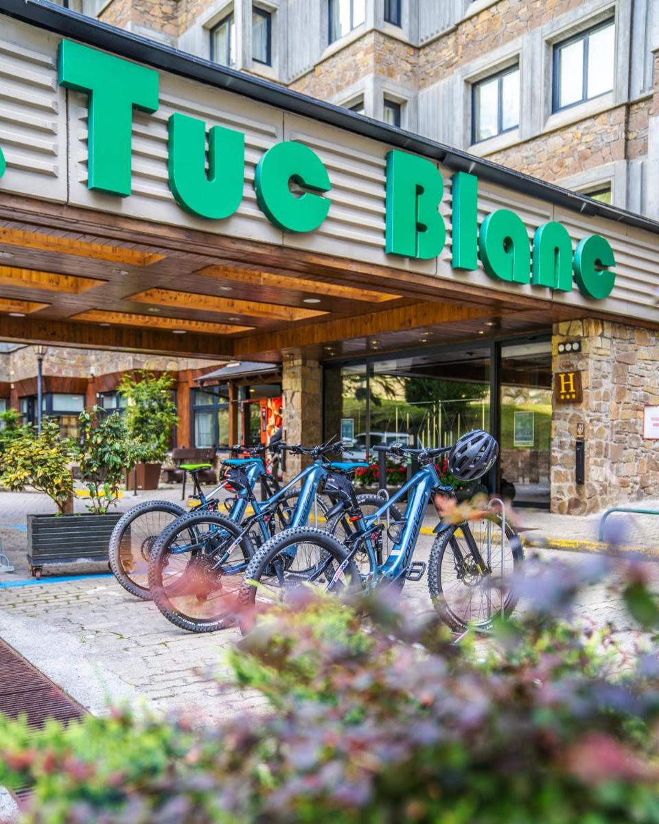 Montar en bicicleta en Tuc Blanc o alrededores