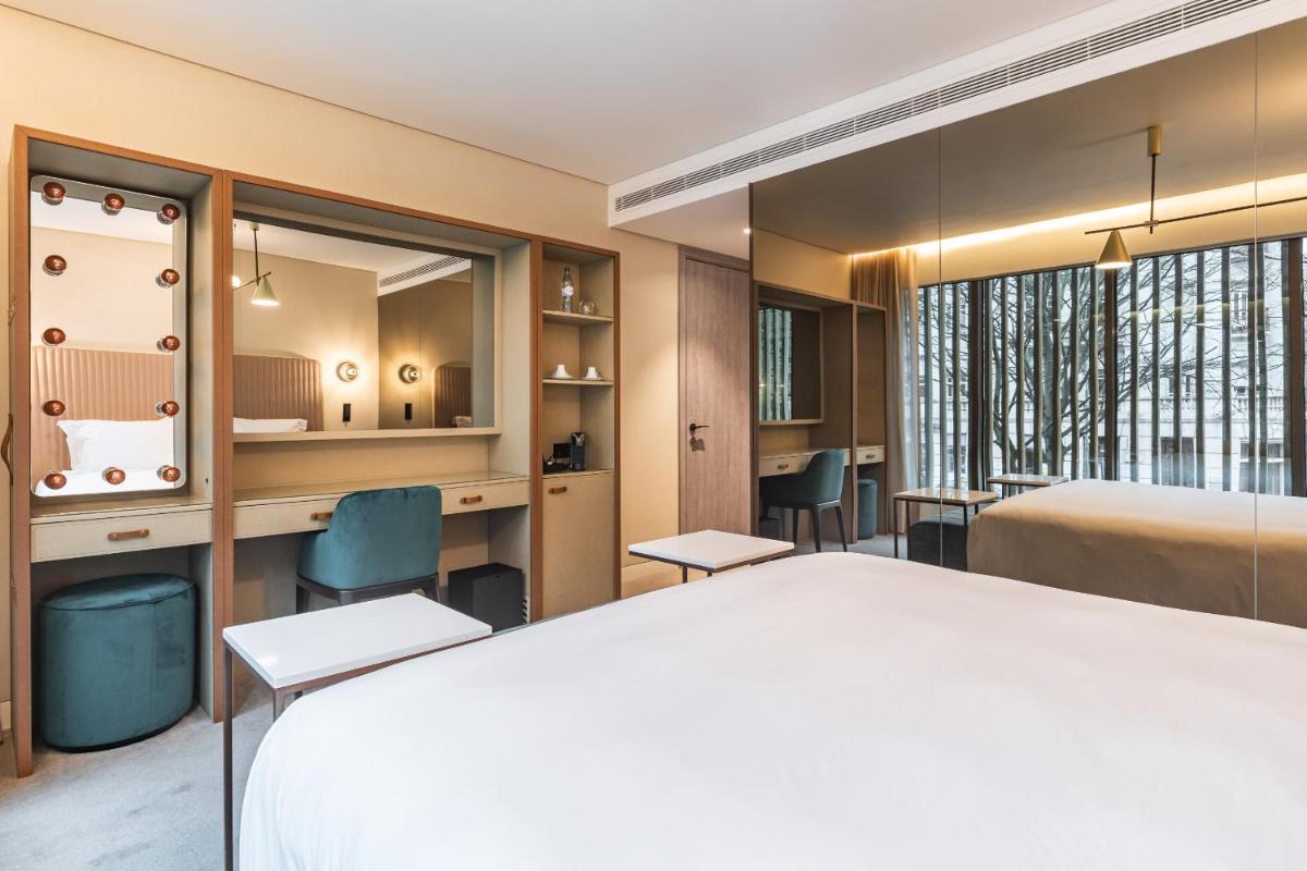 Uma cama ou camas num quarto em LUSTER Hotel