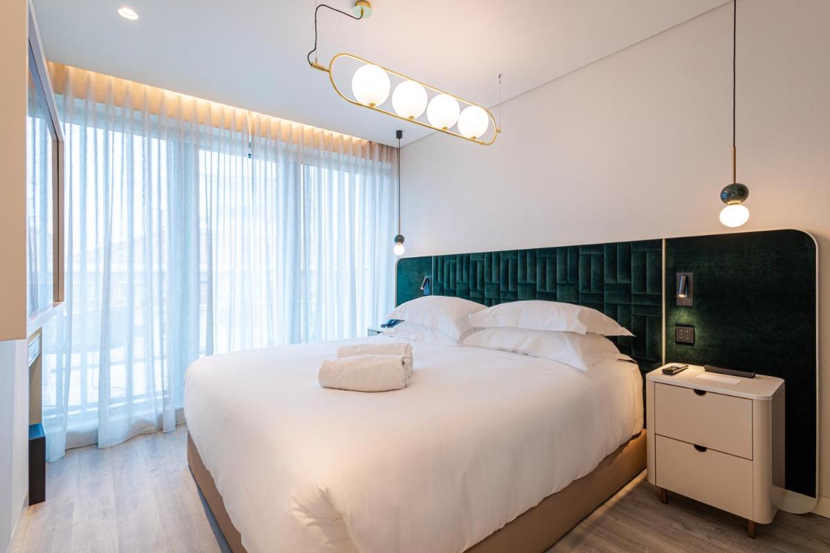 Uma cama ou camas num quarto em LUSTER Hotel