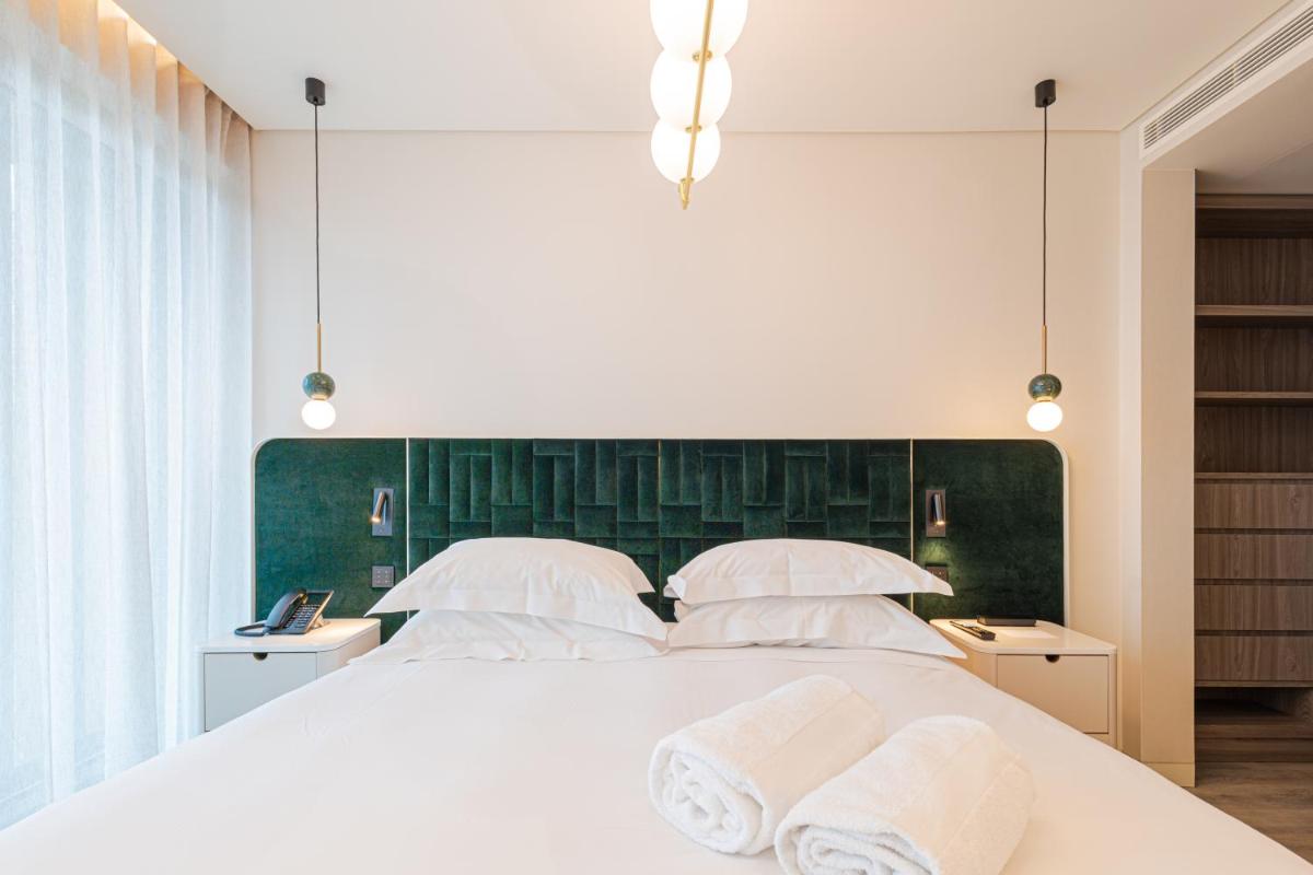 Uma cama ou camas num quarto em LUSTER Hotel
