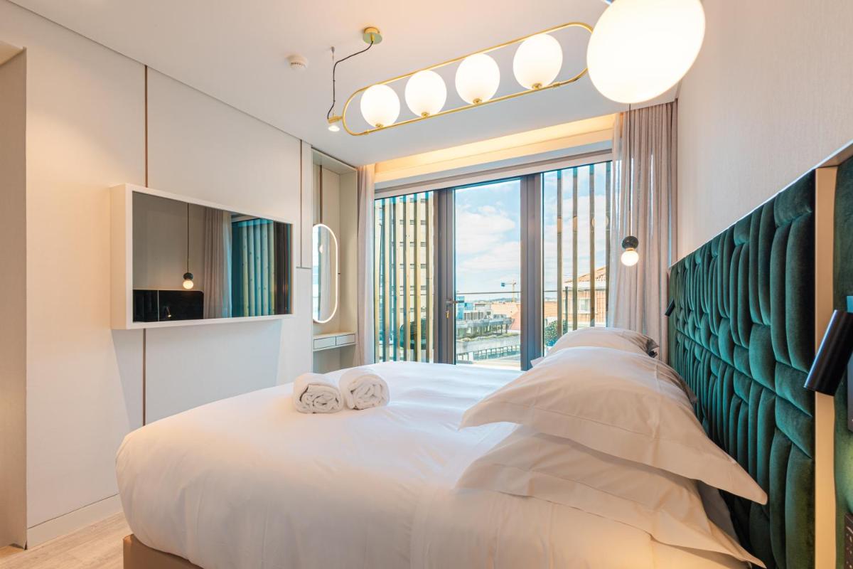 Uma cama ou camas num quarto em LUSTER Hotel
