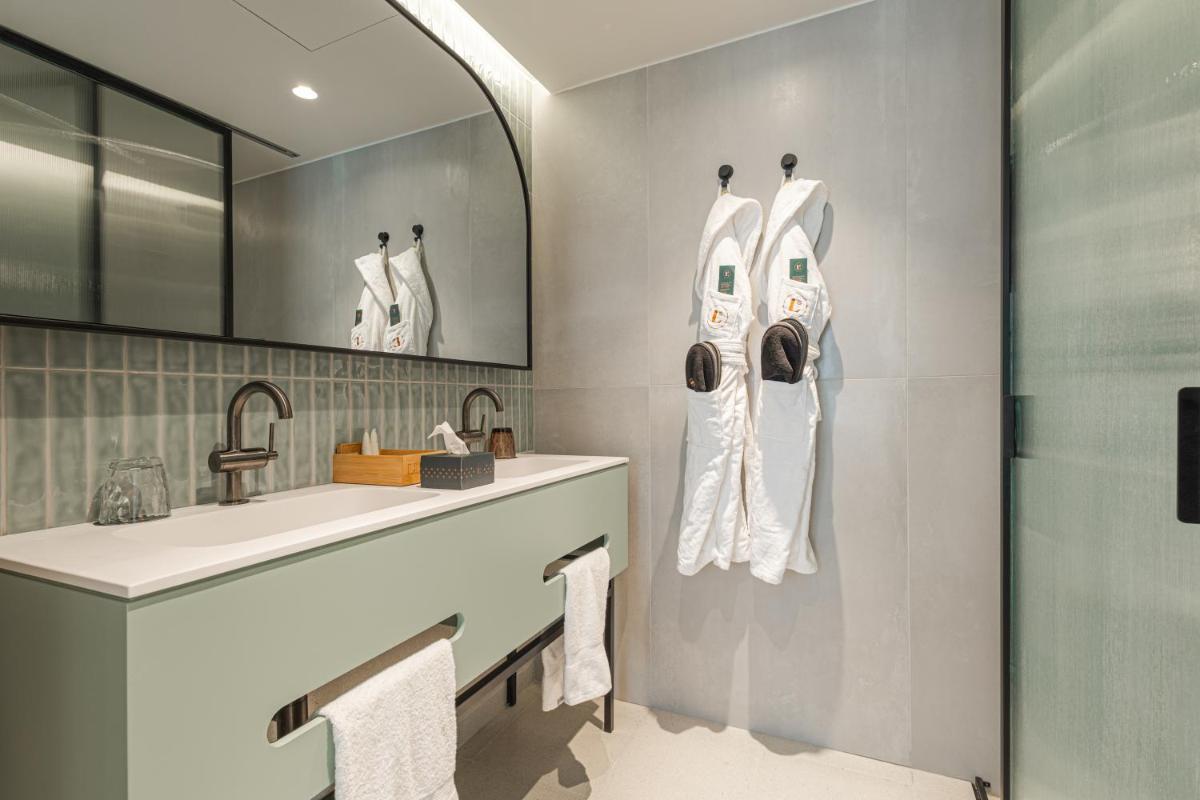 Uma casa de banho em LUSTER Hotel