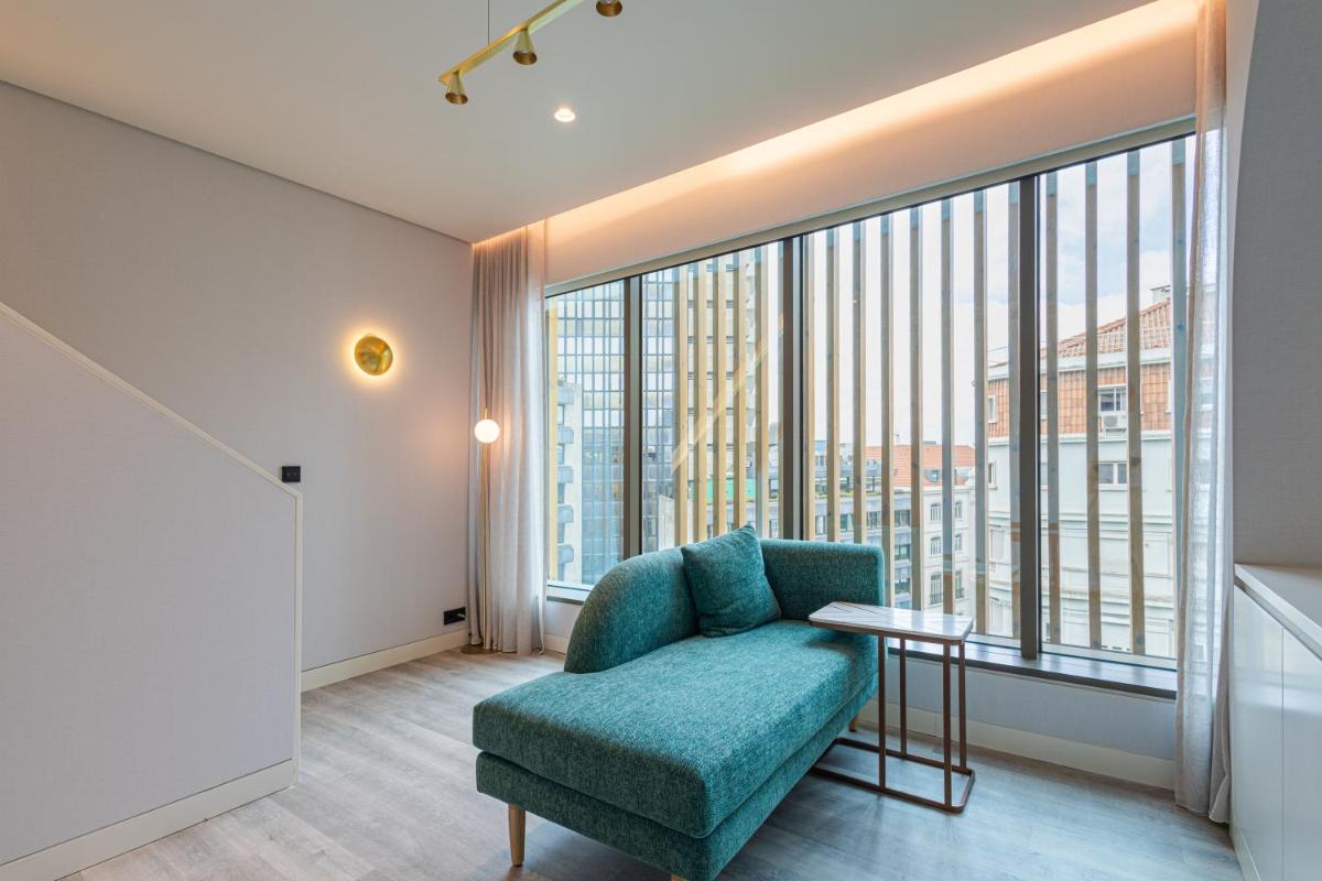 Uma área de estar em LUSTER Hotel