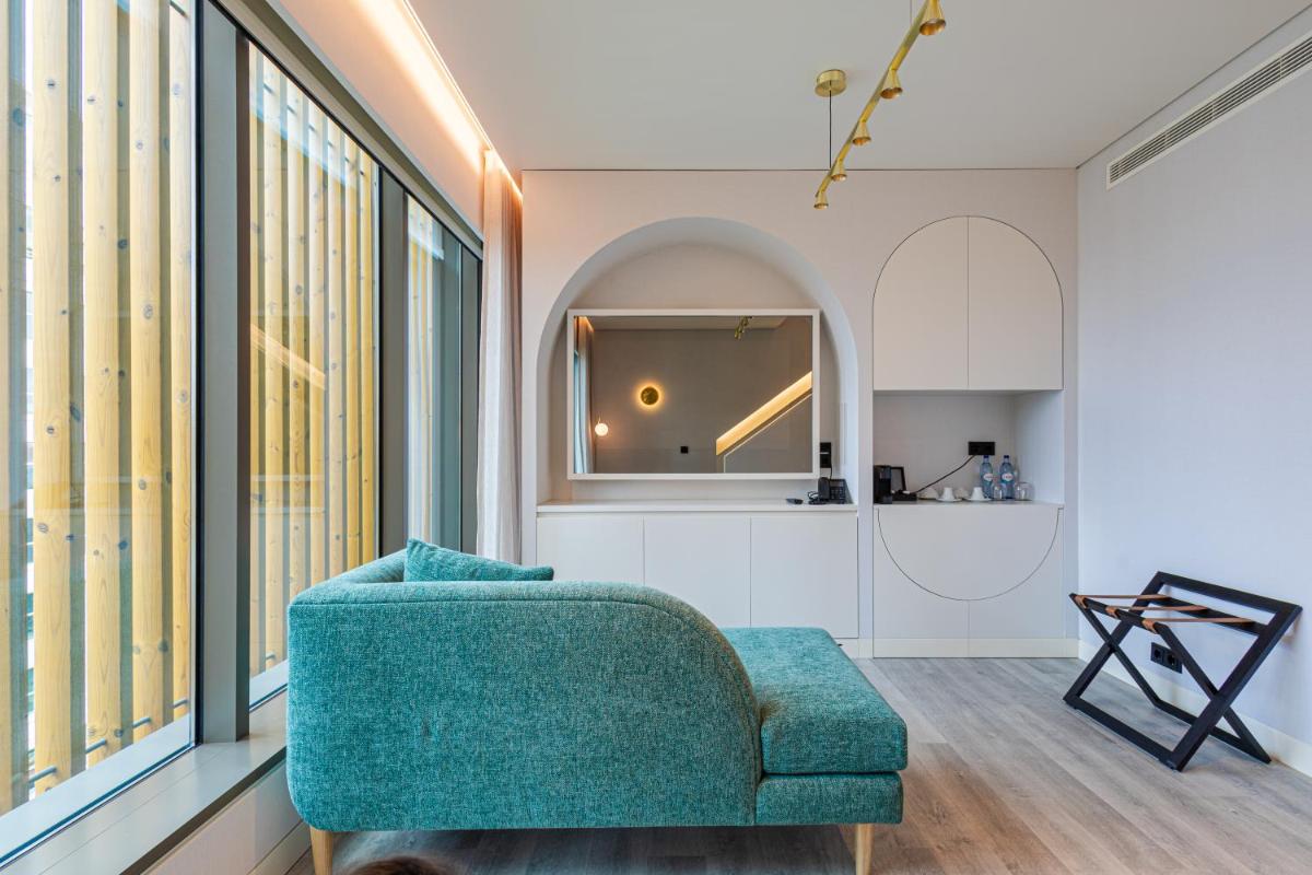 Uma área de estar em LUSTER Hotel