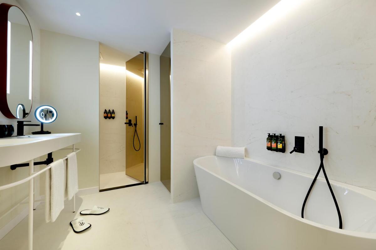 Un baño de TRS Ibiza Hotel - Adults Only