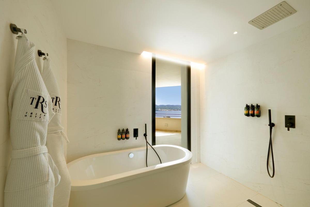 Un baño de TRS Ibiza Hotel - Adults Only