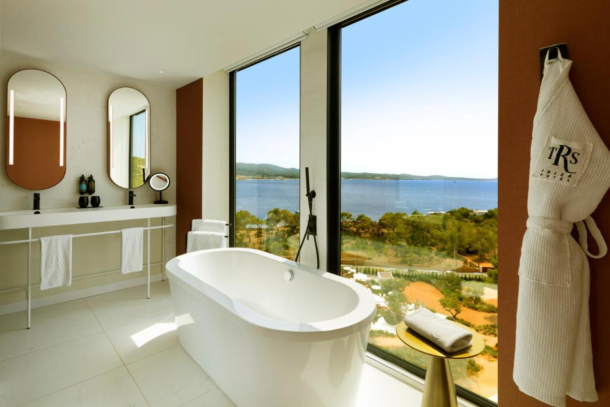 Un baño de TRS Ibiza Hotel - Adults Only