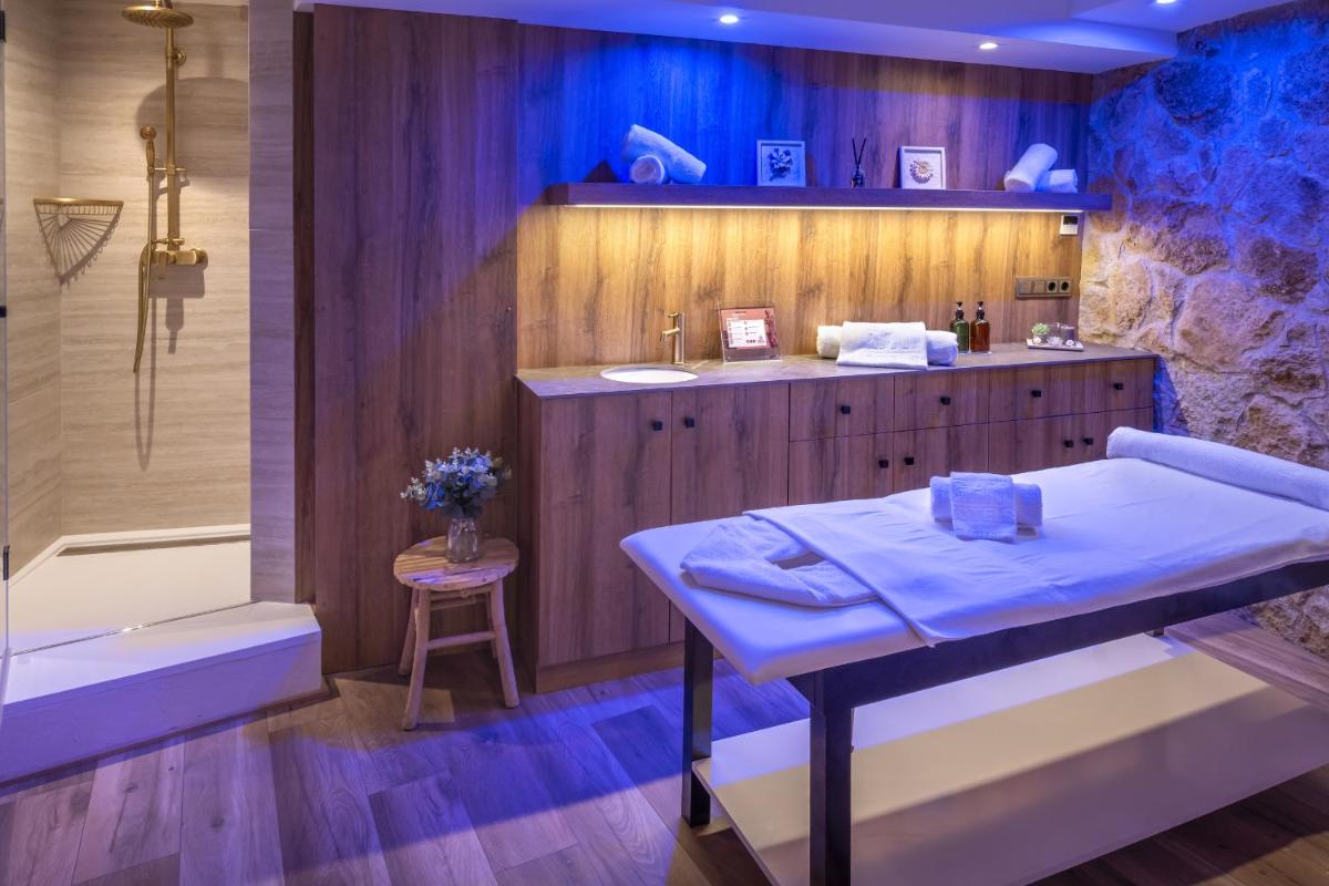 Un baño con bañera, lavabo y ducha. en Hotel GHT Neptuno-Tossa & Venus SPA, en Tossa de Mar