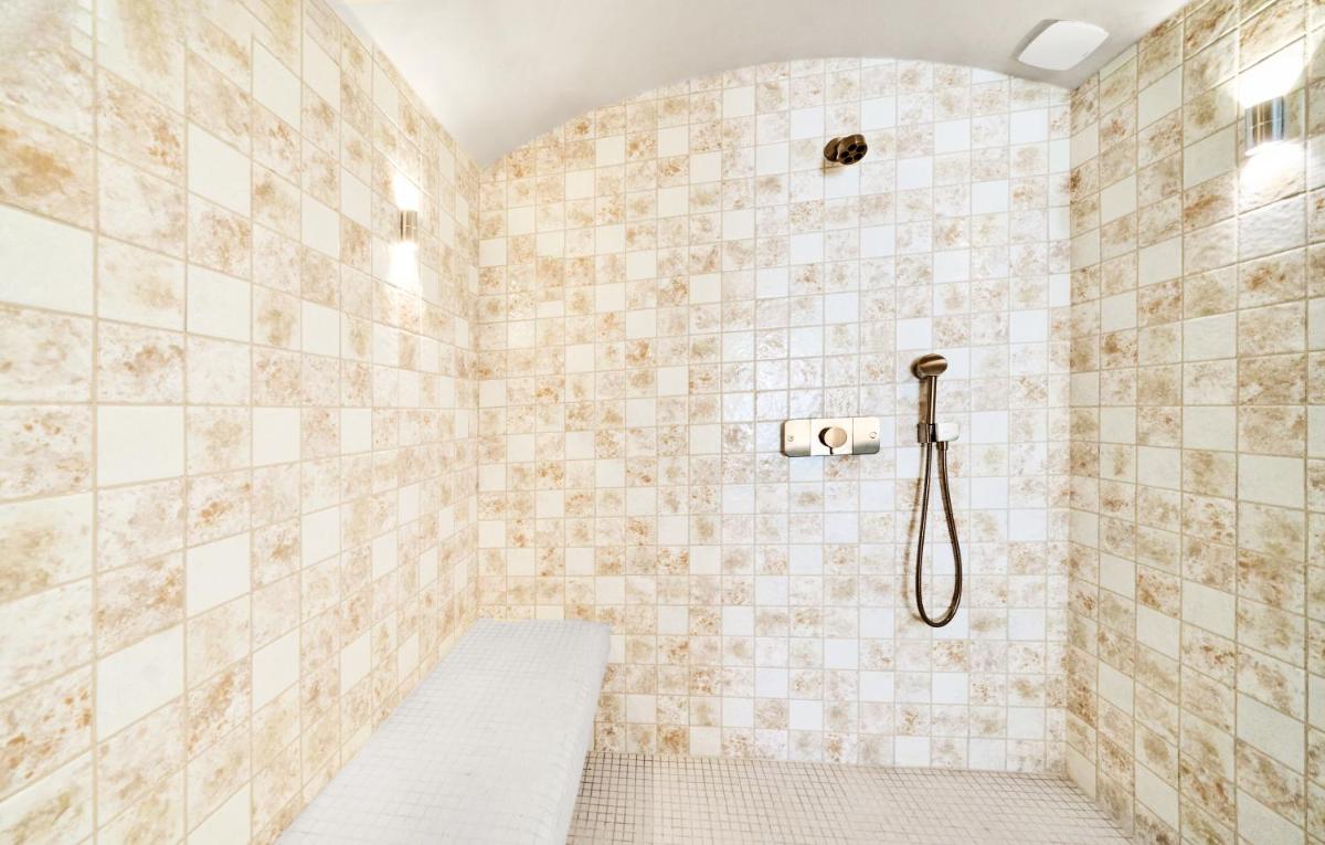 Salle de bains dans l'établissement Carlton Cannes, a Regent Hotel