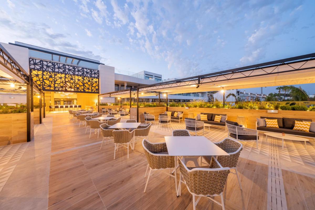 Un restaurante o sitio para comer en Eurostars Oasis Marbella