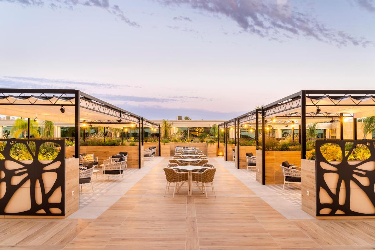 Un restaurante o sitio para comer en Eurostars Oasis Marbella