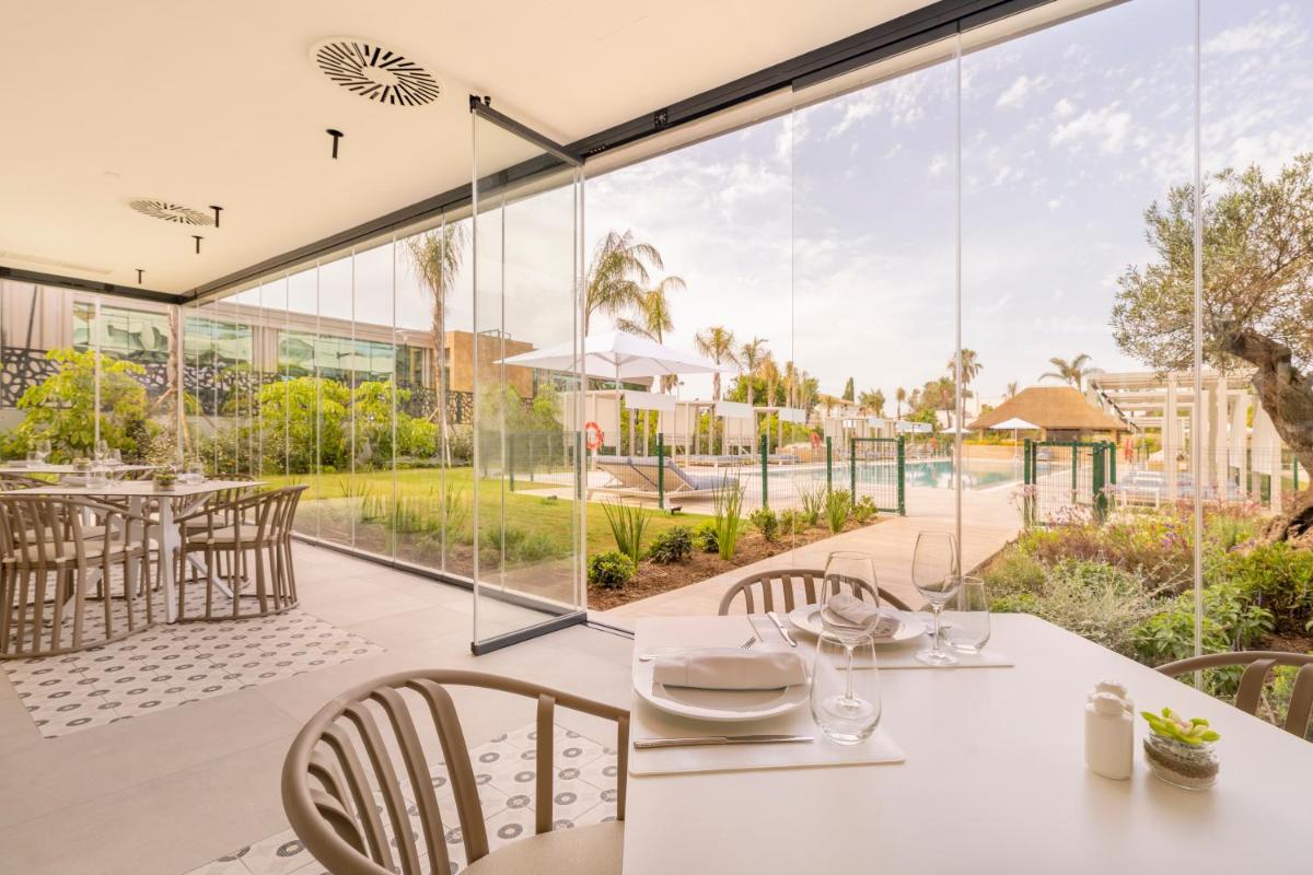 Un balcón o terraza de Eurostars Oasis Marbella