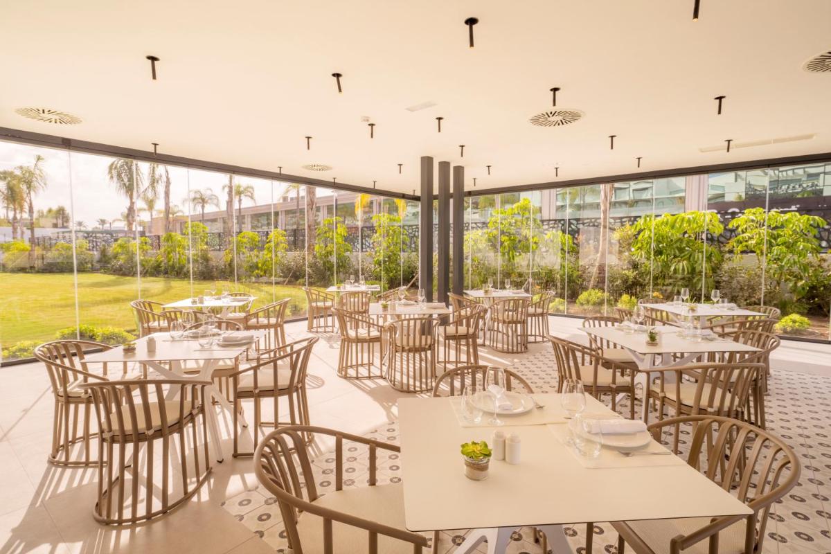 Un restaurante o sitio para comer en Eurostars Oasis Marbella