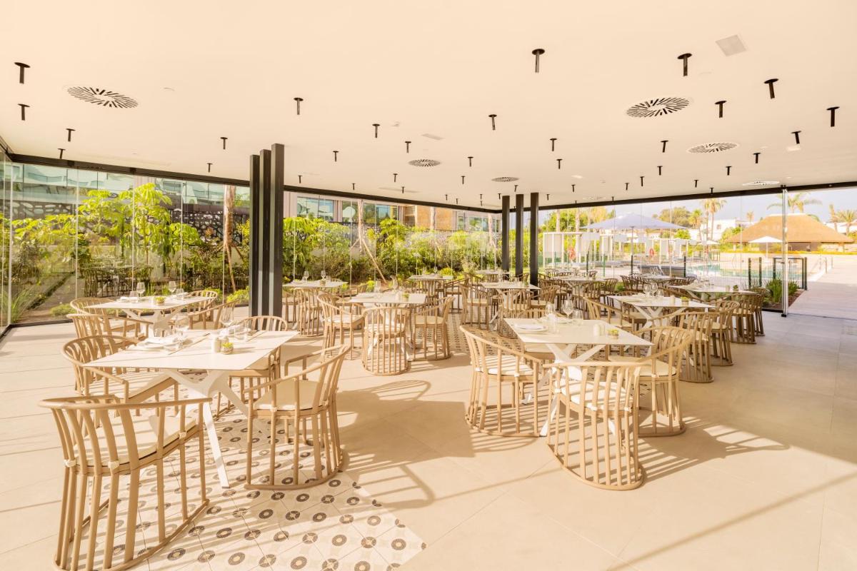 Un restaurante o sitio para comer en Eurostars Oasis Marbella