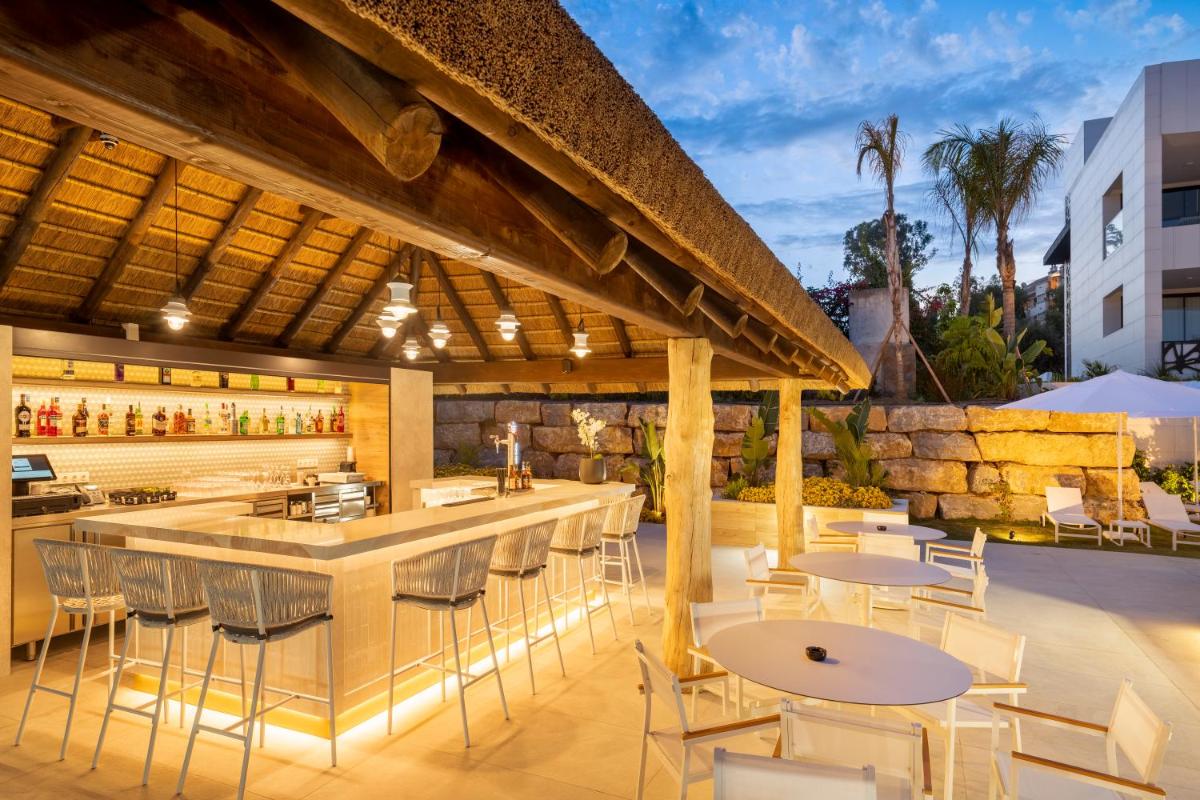 Un restaurante o sitio para comer en Eurostars Oasis Marbella