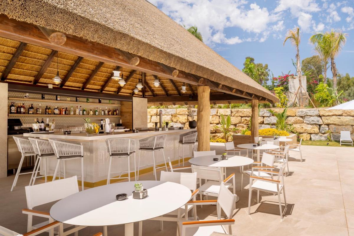 Un restaurante o sitio para comer en Eurostars Oasis Marbella
