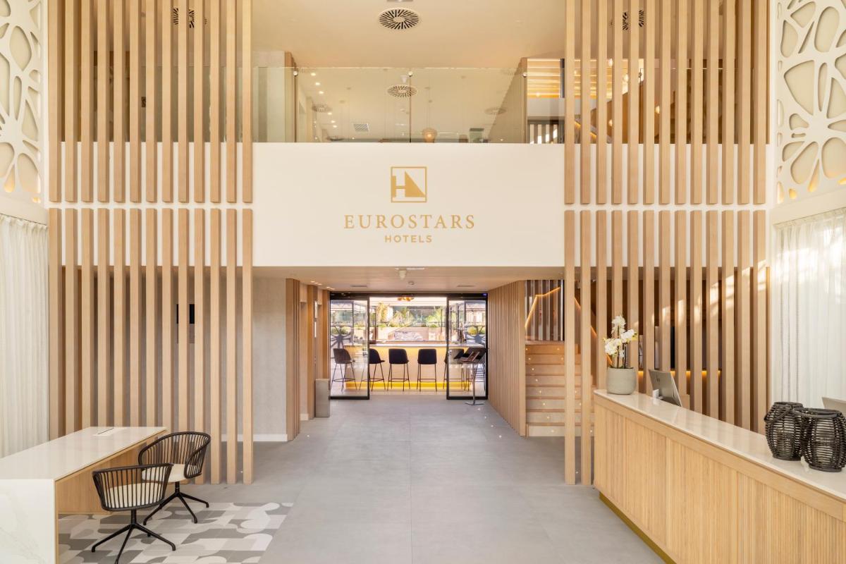 Una vista del vestíbulo de una tienda Bulgari. en Eurostars Oasis Marbella, en Marbella 59 fotos más