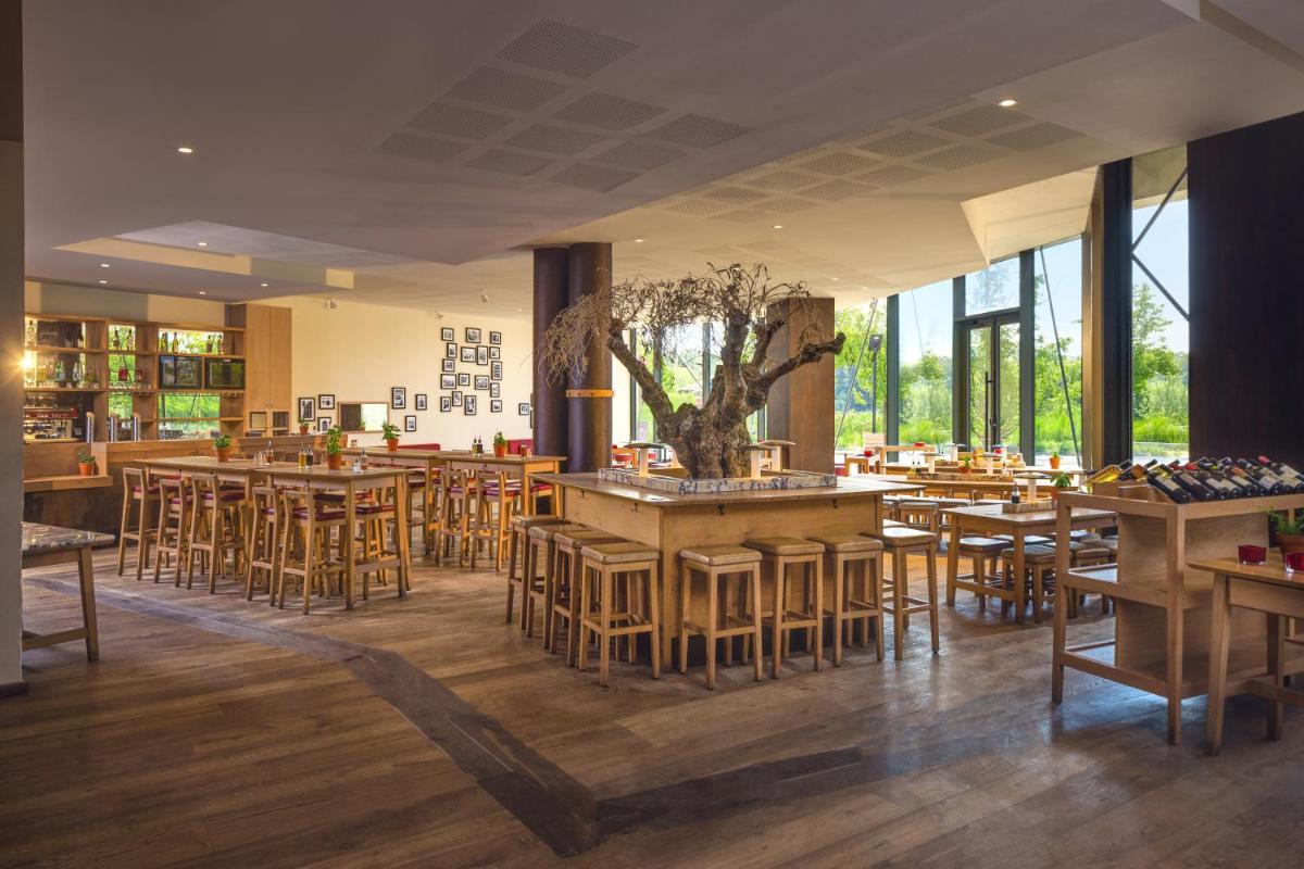 Un restaurante o sitio para comer en Center Parcs Villages Nature Paris