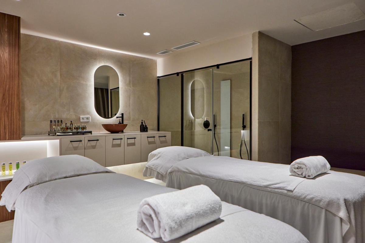 Cama o camas de una habitación en Universal Grand León & Spa